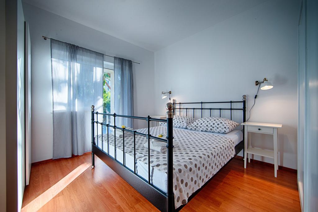 Apartments Zambarlin Komiza Ruang foto