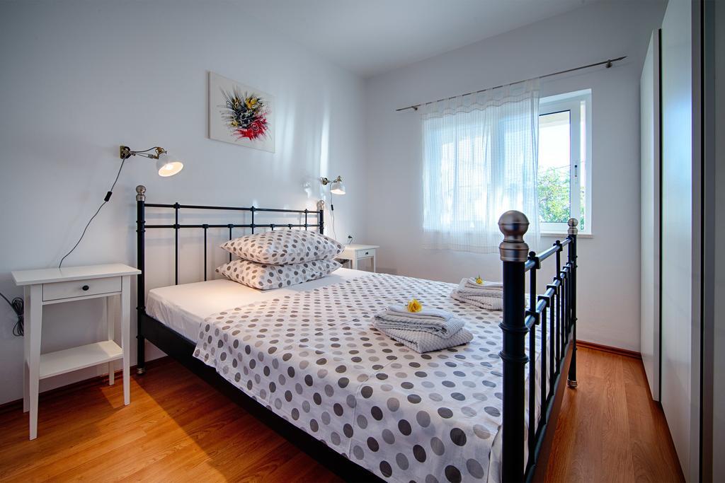 Apartments Zambarlin Komiza Ruang foto