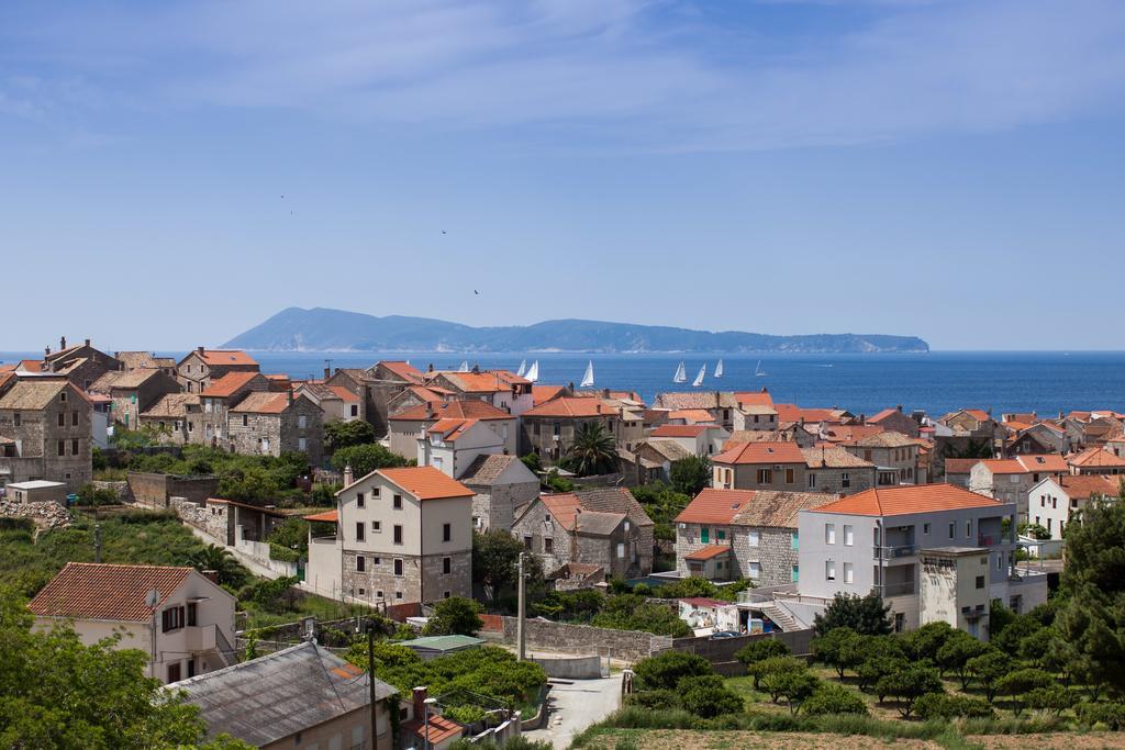 Apartments Zambarlin Komiza Bagian luar foto