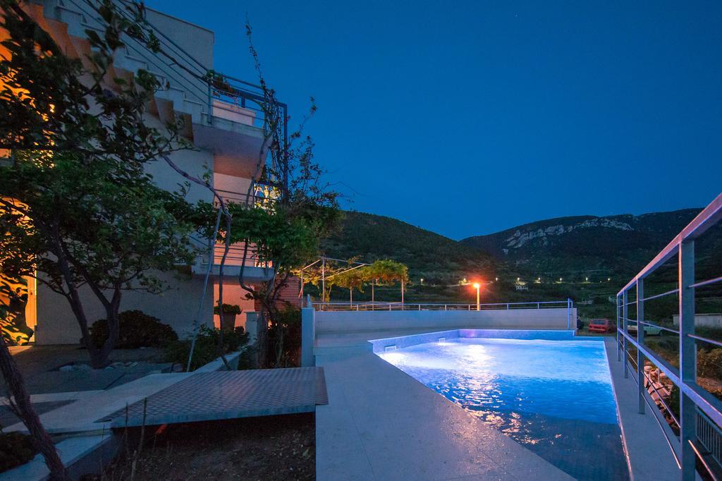 Apartments Zambarlin Komiza Bagian luar foto