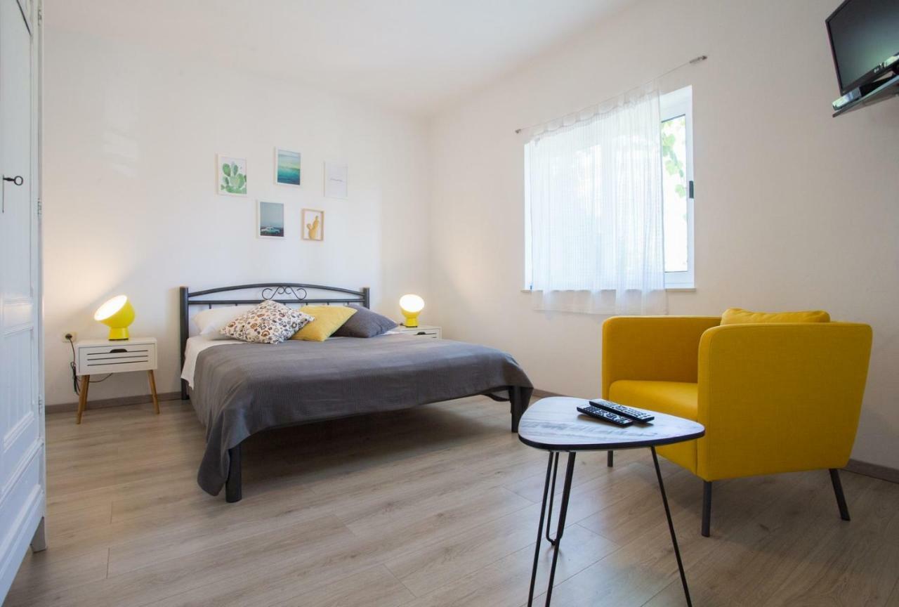 Apartments Zambarlin Komiza Bagian luar foto